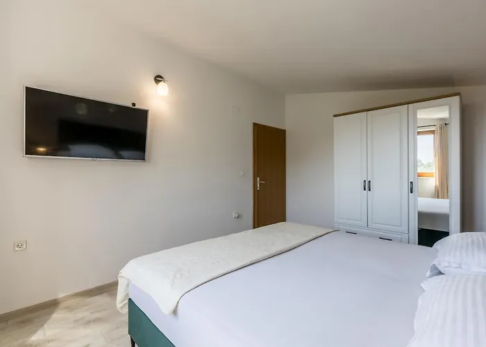 Stari Hill Private Pool Split