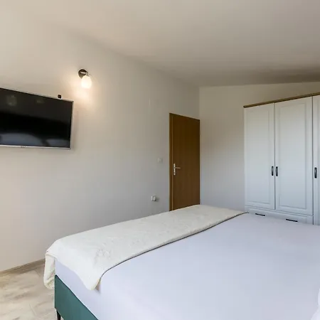 Stari Hill Private Pool Split